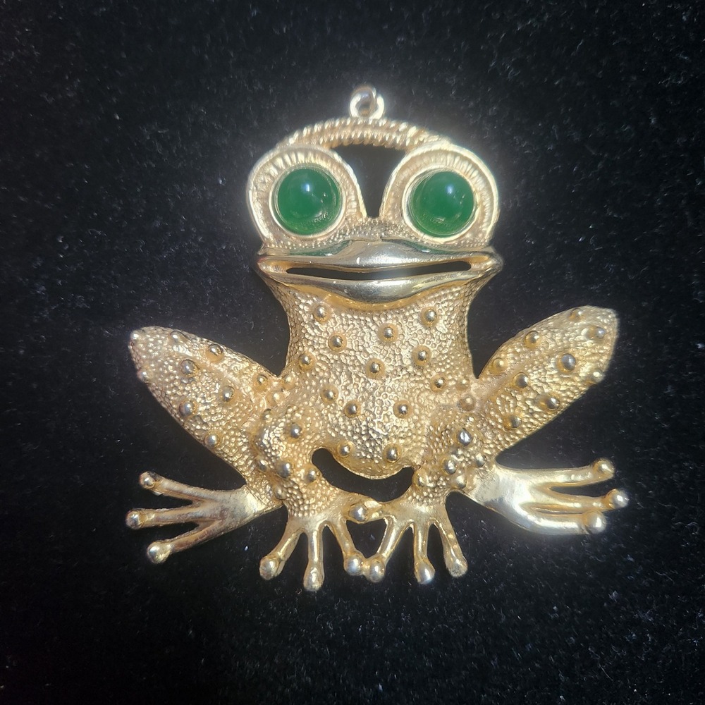 Vintage Chunky Gold Tone Frog Toad Pendant Green Cabochon Eyes Textured Animal - Picture 6 of 9